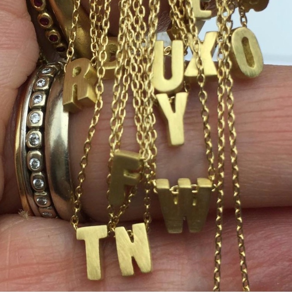 Marian Maurer ‘O’ 18k gold micro initial pendant necklace. - Picture 6 of 8
